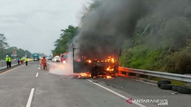 Detik-Detik Bus Pariwisata Terbakar di Tol Pandaan-Malang, Polisi: Terbakar dari Bagian Belakang