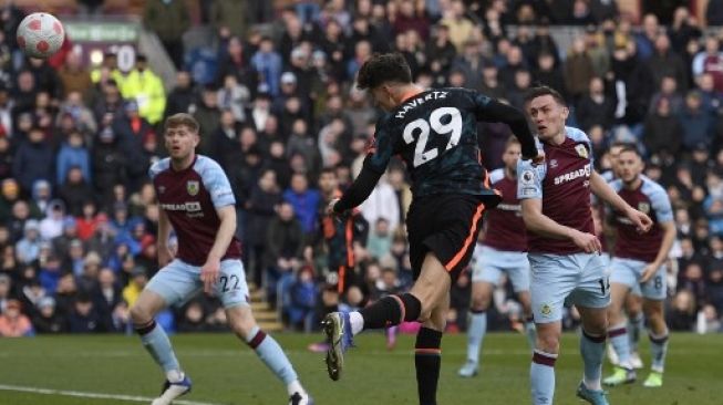 Pemain Chelsea Kai Havertz menjebol gawang Burnley dalam pertandingan Liga Premier Inggris di Turf Moor, Sabtu (5/3/2022). [AFP]