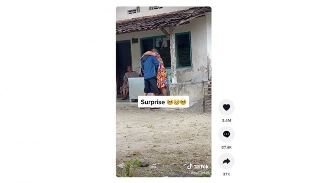 Bikin kejutan ibunya, pulang ke rumah. [TikTok] 