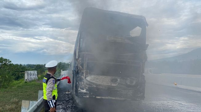 Beredar Kabar, Bus yang Hangus Terbakar di Tol Pandaan Akibat Penumpang Mengecas Powerbank, Polisi: Dalam Penyelidikan