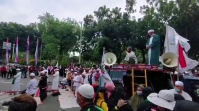 Buntut Buya Fikri Salah Melakukan Gerakan Salat, Akun Instagram MUI Digeruduk Warganet