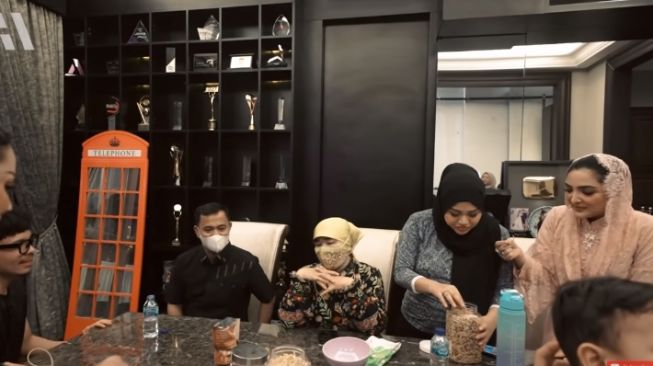 Haji Faisal dan Dewi Zuhriati hadiri akikah baby Ameena (YouTube.com)