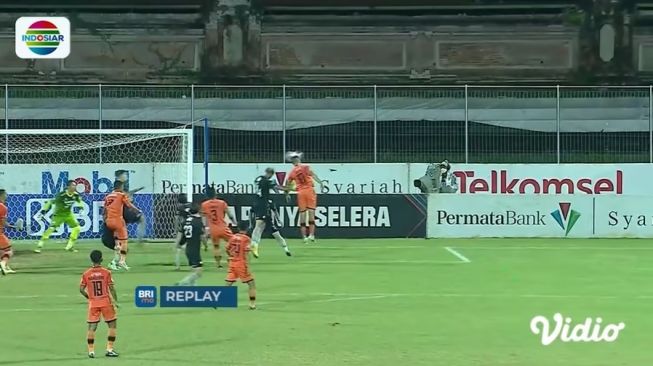 Bruno Dybal mencetak gol.dalam pertandingan Persib Bandung kontra Persiraja Banda Aceh, Sabtu malam (5/3/2022). [YouTube/Indosiar]  