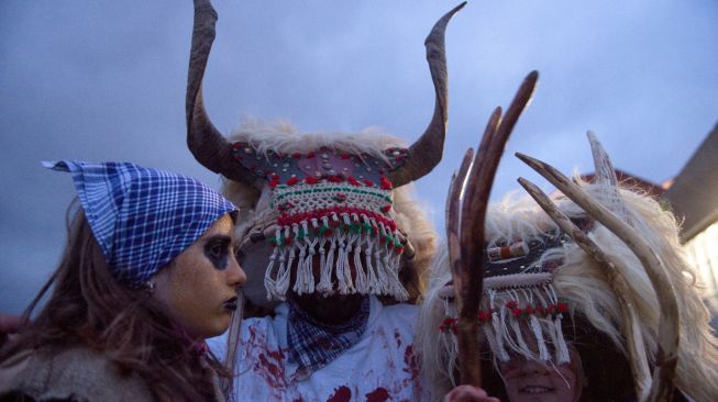 Orang-orang berdandan mengenakan kostum horor saat karnaval tradisional Alsasua di Alsasua, provinsi Navarra, Spanyol, Selasa, (1/3/2022). [ANDER GILLENEA / AFP]