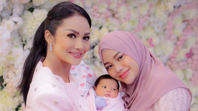 Krisdayanti, Aurel Hermansyah, dan Baby Ameena. (Instagram/@krisdayantilemos)