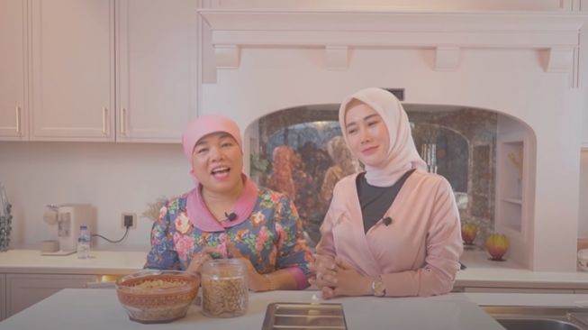 Resep Kue Bawang Mama Fuji yang Jadi Rebutan Aurel, Ternyata Ini Rahasianya. (YouTube/Mama Fuji)