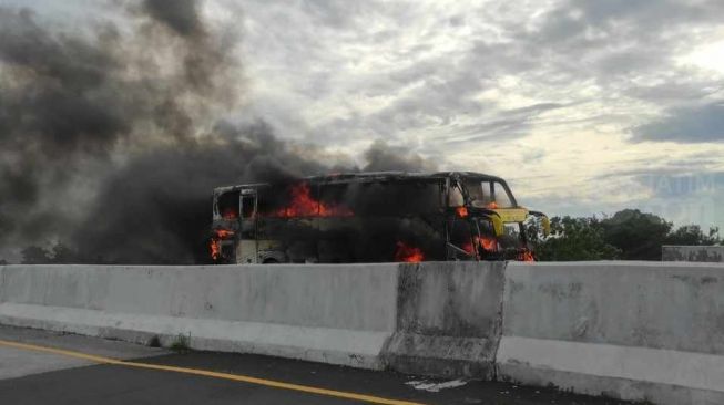 Begini Penampakan Bus Terbakar yang Macetkan Tol Pandaan-Purwosari Pasuruan Arah Malang Pagi Ini