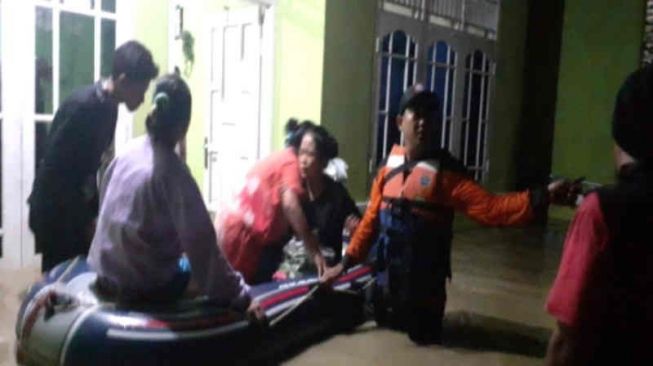 Diguyur Hujan, Ribuan Rumah di Cirebon Terendam Banjir hingga Setinggi Dua Meter