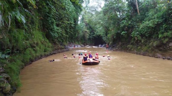 Tim SAR gabungan saat menyusuri sungai melakukan pencarian korban terseret banjir. [ANTARA/HO/BPBD Kota Bogor]