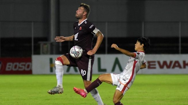 Pesepakbola PSM Makassar, Wiljan Pluim (kiri). [ANTARA FOTO/Nyoman Hendra Wibowo]