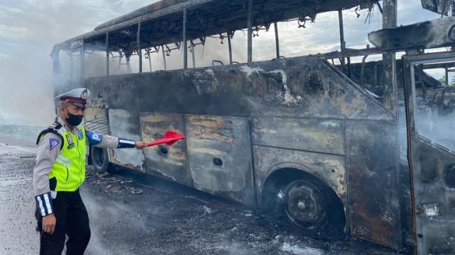 48 Penumpang Bus Terbakar di Tol Pandaan Arah ke Malang Dievakuasi, Semua Selamat