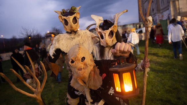 Orang-orang berdandan mengenakan kostum horor saat karnaval tradisional Alsasua di Alsasua, provinsi Navarra, Spanyol, Selasa, (1/3/2022). [ANDER GILLENEA / AFP]