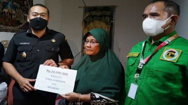 Korban Kebakaran di Tanjung Raya Agam Dapat Bantuan dari Wagub Audy