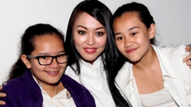 Kebersamaan Angelina Sondakh dan Aaliyah Massaid. (Istimewa)