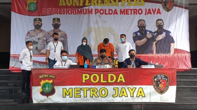 Subdit Jatanras Ditreskrimum Polda Metro Jaya merilis kasus jenderal gadungan dengan tersangka Yusuf Daiman (42) dan istrinya berinisial YS (40), Senin (7/3/2022). [Suara.com/Muhammad Yasir]