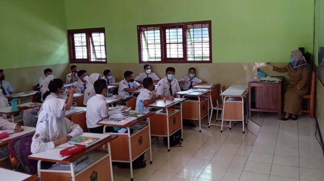 Mendorong PTM 100 Persen: Gonta-ganti Skema Pembelajaran Berdampak Pada Psikologis Siswa