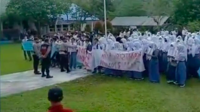 Viral Pelajar SMAN 3 Muaro Jambi Demonstrasi di Halaman Sekolah, Dugaan Kepsek KKN