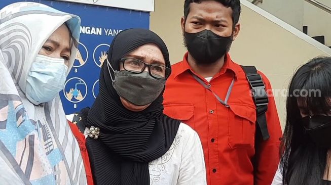 Selalu Gagal Bertemu, Ibunda Adam Deni Minta Maaf ke Ahmad Sahroni Sambil Menangis