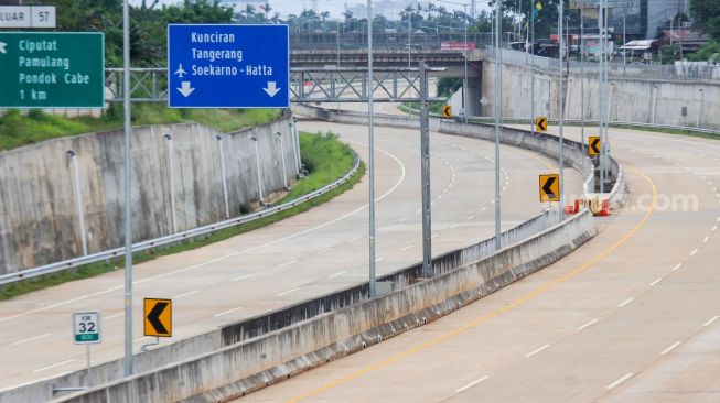 Suasana di ruas tol Pamulang-Cinere yang sudah selesai pembangunannya di kawasan Pondok Cabe, Tangerang Selatan, Banten, Senin (7/3/2022). [Suara.com/Septian]
