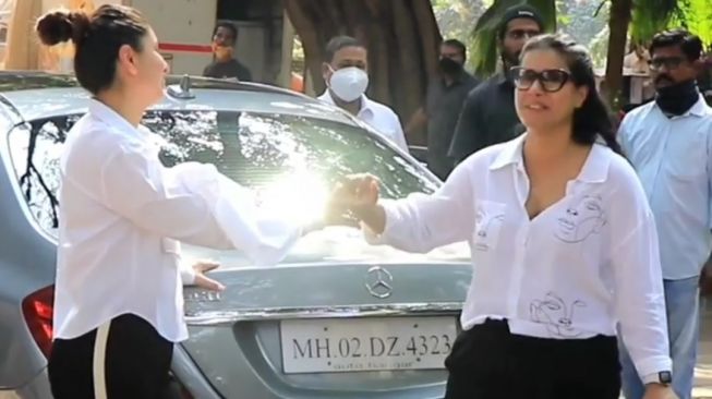 Kajol dan Kareena Kapoor bertemu secara tak sengaja di sebuah jalan. [Instagram Viral Bhayani]