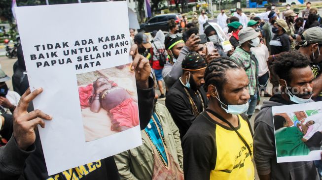 Puluhan aktivis papua menggelar aksi demo di depan Monas, Jakarta Pusat, Senin (7/3/2022). [Suara.com/Septian]