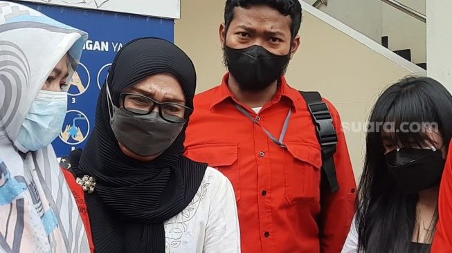 Gara-Gara Ulah Adam Deni, Ibu Nangis Minta Maaf ke Ahmad Sahroni