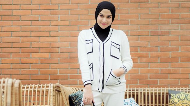 7 Inspirasi Outfit Setelan Hijab ala Nina Zatulini, Ibu 3 Anak yang Selalu Tampil Kece