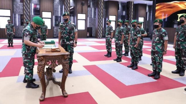 KSAD Jenderal TNI Dudung Abdurachman memimpin upacara serah terima jabatan (sertijab) Panglima Kodam I/Bukit Barisan dan sejumlah Perwira Tinggi (Pati) di Mabes AD, Jakarta Pusat, Senin (7/3/2022). [Dok. Dispenad]