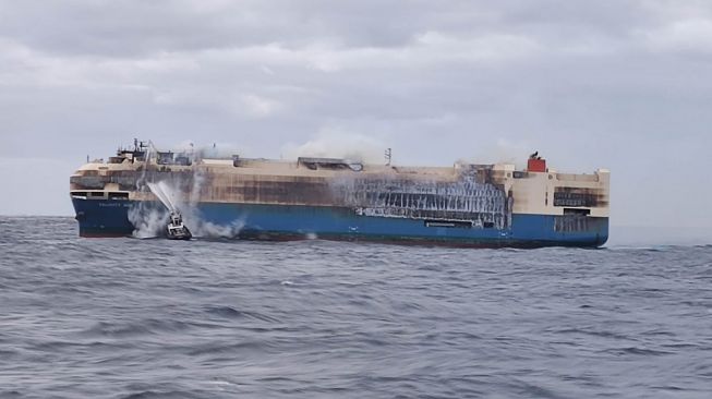 Upaya pemadaman api Felice Ace, kapal kargo pembawa 4.000 unit mobil baru yang terbakar di Kepulauan Azores, Portugal saat upaya pemadaman, sayangnya tidak berhasil hingga kapal pun karam [Autoevolution].