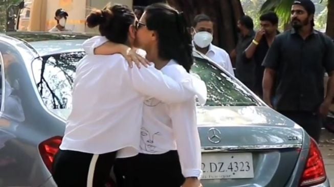 Kajol dan Kareena Kapoor bertemu secara tak sengaja di sebuah jalan. [Instagram Viral Bhayani]