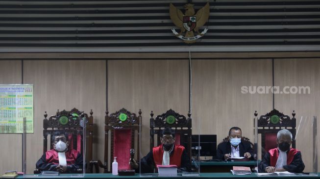 Majelis Hakim memimpin sidang perdana perkara dugaan penyebaran dokumen elektronik milik pribadi ke media sosial oleh Adam Deni di Pengadilan Negeri Jakarta Utara, Senin (7/3/2022). [Suara.com/Angga Budhiyanto]