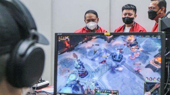 Menteri Pemuda dan Olahraga (Menpora) Zainudin Amali (kiri) didampingi Ketua Harian PBESI Bambang Sunarwibowo (kanan) dan Manajer Tim Nasional Esports SEA Games Erlangga (tengah) saat meninjau Pelatnas Esports SEA Games di Megamendung, Kabupaten Bogor, Jawa Barat, Senin (7/3/2022). [ANTARA FOTO/Yulius Satria Wijaya./rwa]