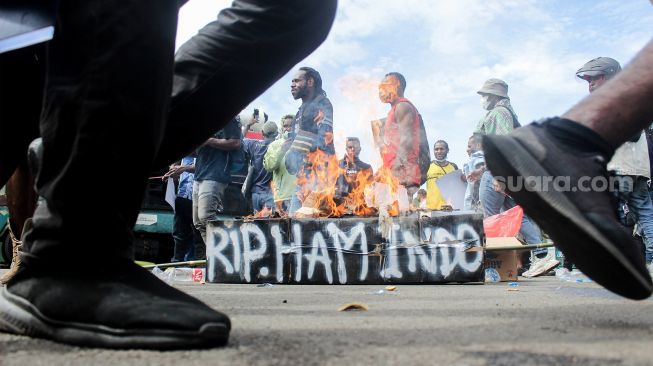 Puluhan aktivis papua menggelar aksi demo di depan Monas, Jakarta Pusat, Senin (7/3/2022). [Suara.com/Septian]