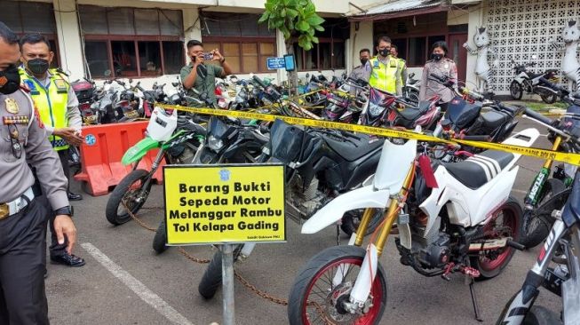 Rombongan Supermoto Terobos Jalan Tol Kelapa Gading-Pulogebang, Polisi Lakukan Penangkapan