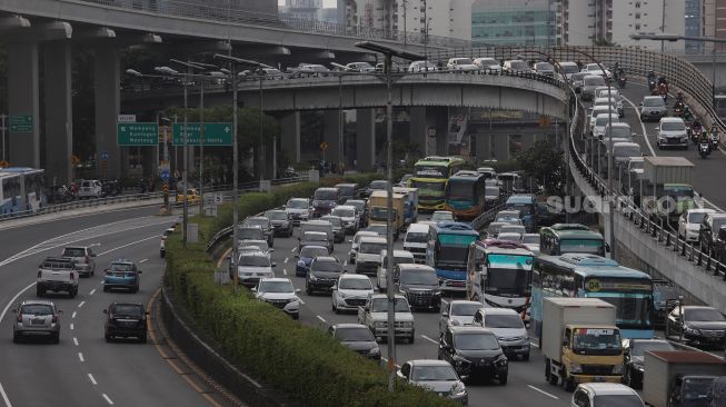 Sejumlah kendaraan melintas di ruas Tol Dalam Kota dan Jalan Gatot Subroto, Jakarta, Senin (7/3/2022). [Suara.com/Angga Budhiyanto]