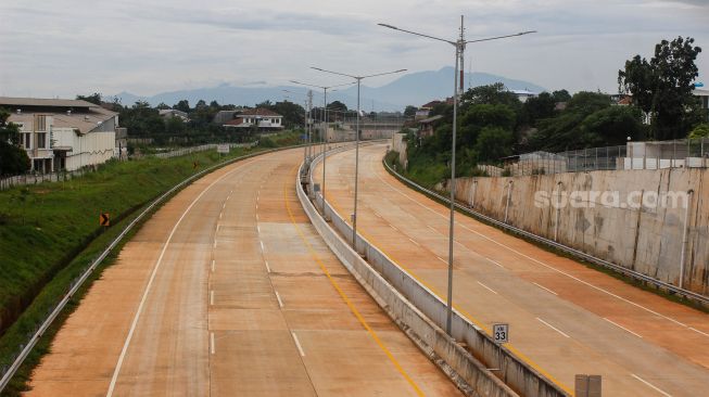 Suasana di ruas tol Pamulang-Cinere yang sudah selesai pembangunannya di kawasan Pondok Cabe, Tangerang Selatan, Banten, Senin (7/3/2022). [Suara.com/Septian]
