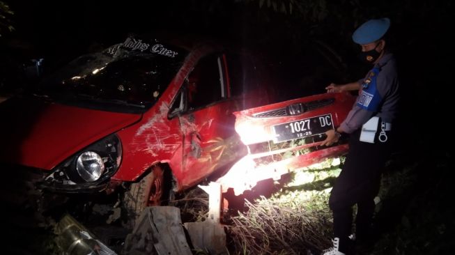 Rem Blong, Honda Jazz Angkut 4 Orang Meluncur Zig-zag Sebelum Terbalik Terguling-guling di Jalur Cangar Mojokerto