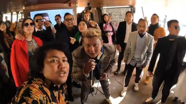 7 Potret Denny Caknan Dangdutan di Paris, Meriah Banget!