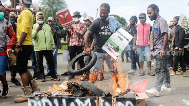 Puluhan aktivis papua menggelar aksi demo di depan Monas, Jakarta Pusat, Senin (7/3/2022). [Suara.com/Septian]