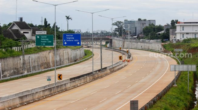 Suasana di ruas tol Pamulang-Cinere yang sudah selesai pembangunannya di kawasan Pondok Cabe, Tangerang Selatan, Banten, Senin (7/3/2022). [Suara.com/Septian]
