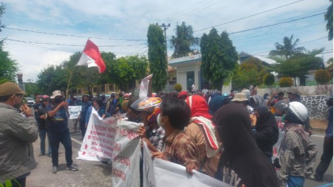 Warga dan Mahasiswa Demo Tuntut Rehabilitasi Korban Gempa Kabupaten Majene