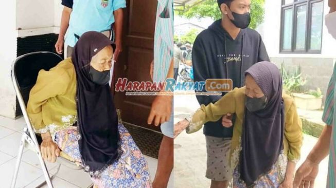 Miris! Nenek Renta yang Sedang Sakit Ini Susah Payah Datang ke Kantor Pos untuk Cairkan Uang Bansos