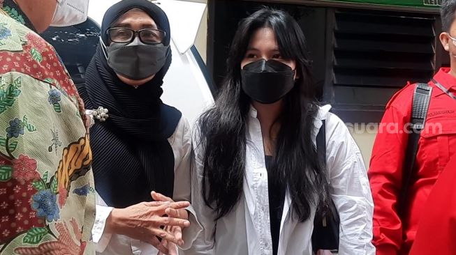 Elsya Rosana, kekasih Adam Deni hadir di Pengadilan Negeri Jakarta Utara [Suara.com/Evi Ariska]