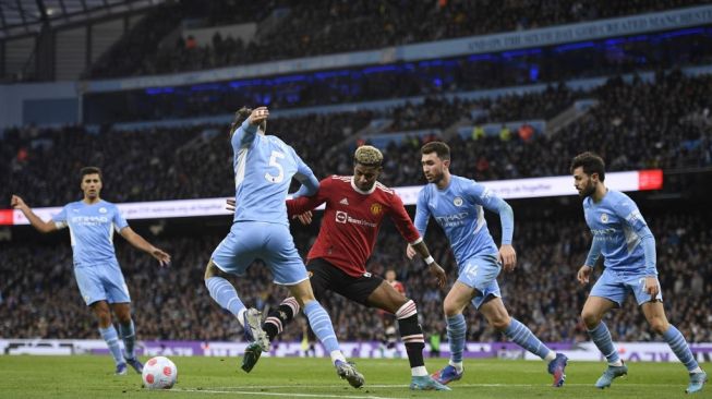 Striker Manchester United asal Inggris Marcus Rashford (tengah) kehilangan bola selama pertandingan pekan ke-28 Liga Inggris antara Manchester City vs Manchester United di Stadion Etihad di Manchester, barat laut Inggris, pada 6 Maret 2022.Oli SCARFF / AFP