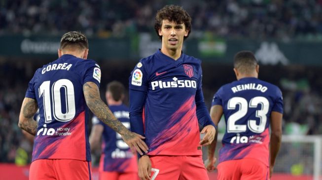 Pemain depan Atletico Madrid asal Portugal, Joao Felix melakukan selebrasi usai mencetak gol pembuka dalam laga lanjutan Liga Spanyol antara Real Betis vs Atletico Madrid di stadion Benito Villamarin di Seville pada 7 Maret 2022 dini hari WIB.CRISTINA QUICLER / AFP.