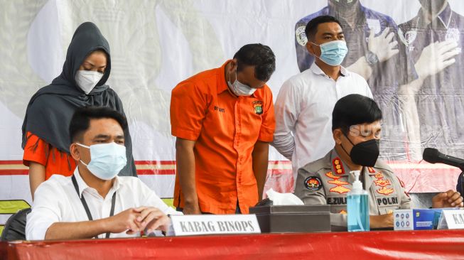 Tersangka dugaan kasus penipuan berinisial YD dihadirkan saat rilis di Polda Metro Jaya, Jakarta Selatan, Senin (7/3/2022). [Suara.com/Alfian Winanto]