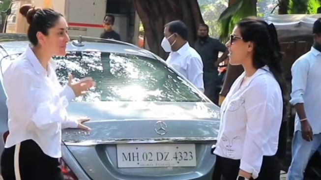 Kajol dan Kareena Kapoor bertemu secara tak sengaja di sebuah jalan. [Instagram Viral Bhayani]