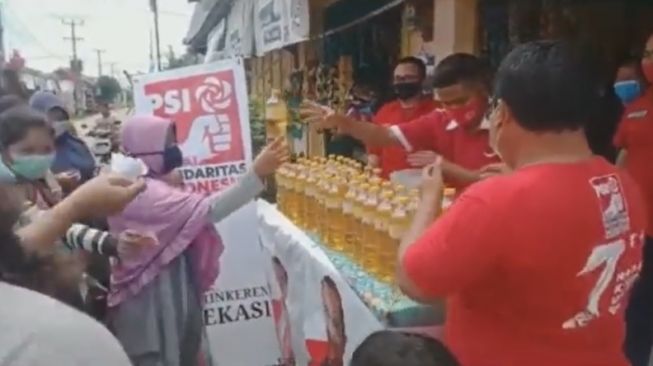 PSI Gelar Pasar Murah Jual Minyak Goreng Rp 10 Ribu Perliter, Warganet Penasaran: Kok Bisa Punya Stok Banyak?