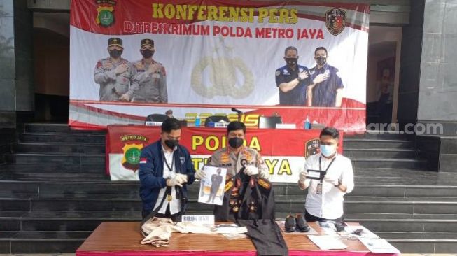 Subdit Jatanras Ditreskrimum Polda Metro Jaya merilis kasus jenderal gadungan dengan tersangka Yusuf Daiman (42) dan istrinya berinisial YS (40), Senin (7/3/2022). [Suara.com/Muhammad Yasir]