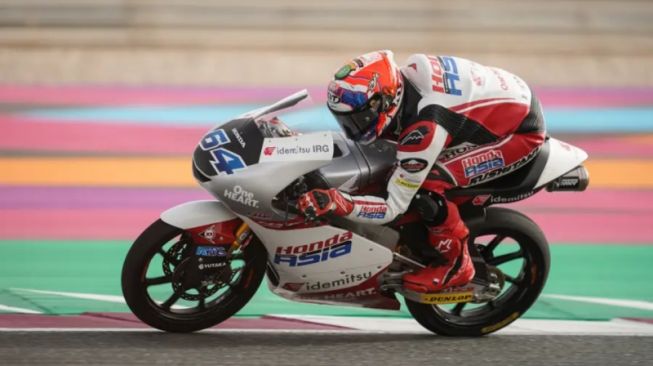 Pebalap tim Honda Team Asia Mario Suryo Aji menjalani Grand Prix Moto3 di Sirkuit Losail, Qatar. (6/3/2022) (HO via Honda Racing).